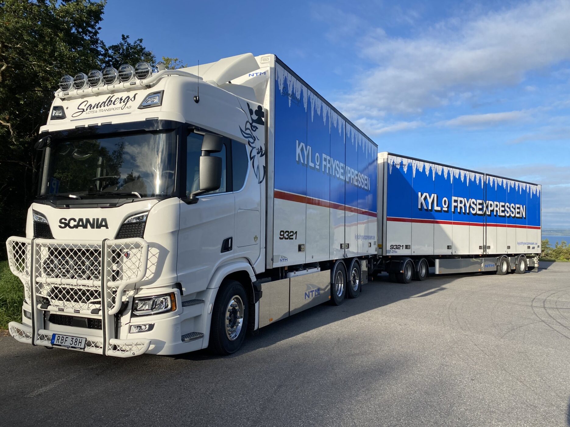 Lastbil till tjänsterna